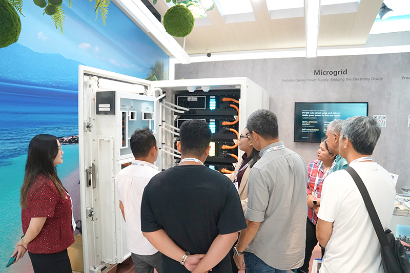 Attendees experienced the Luna2000-241kWh in action