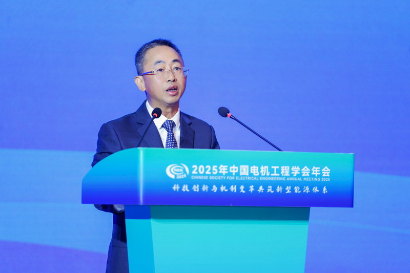 华为董事华为数字能源总裁侯金龙发表主题演讲