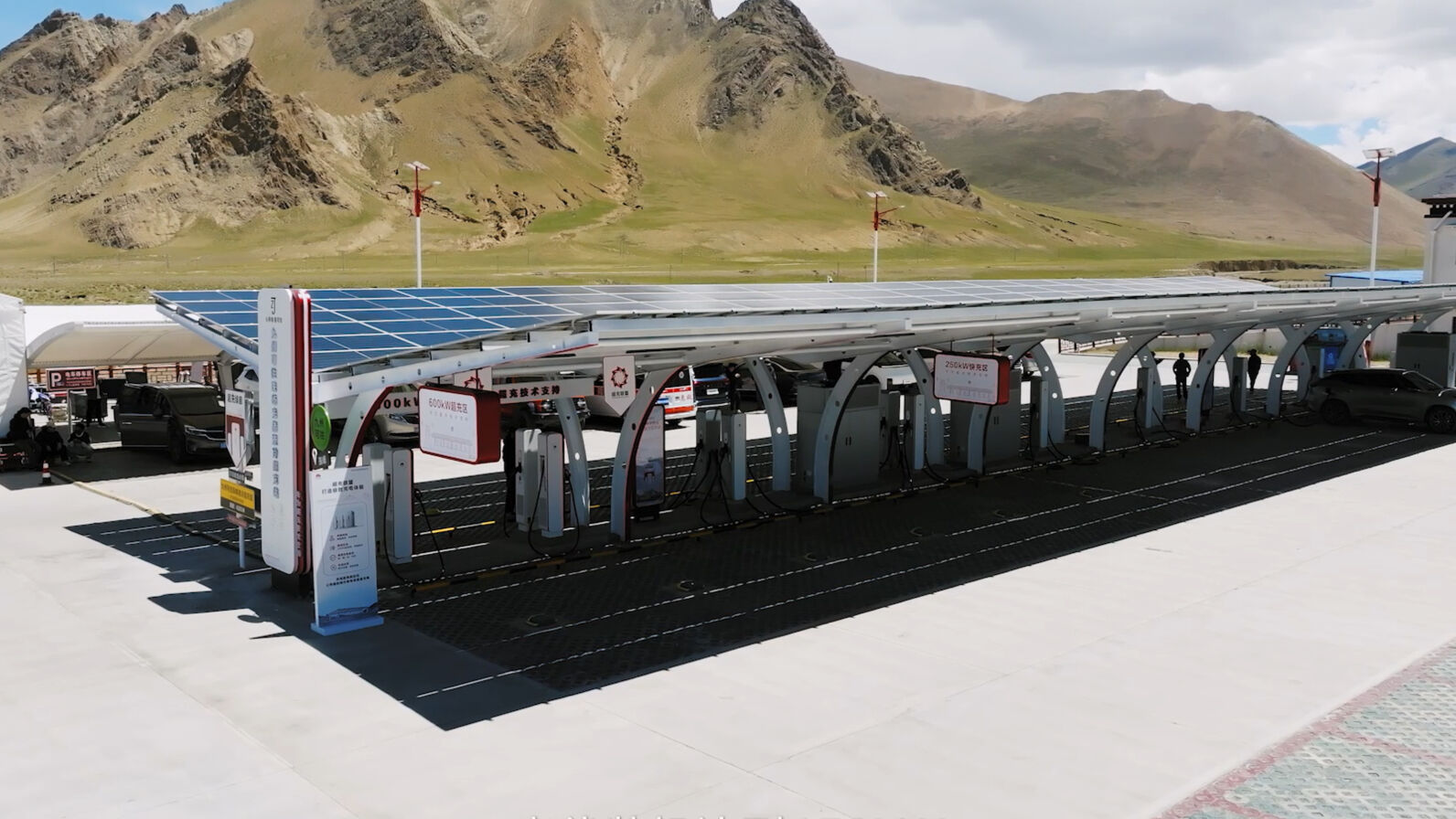 珠峰脚下的超充站