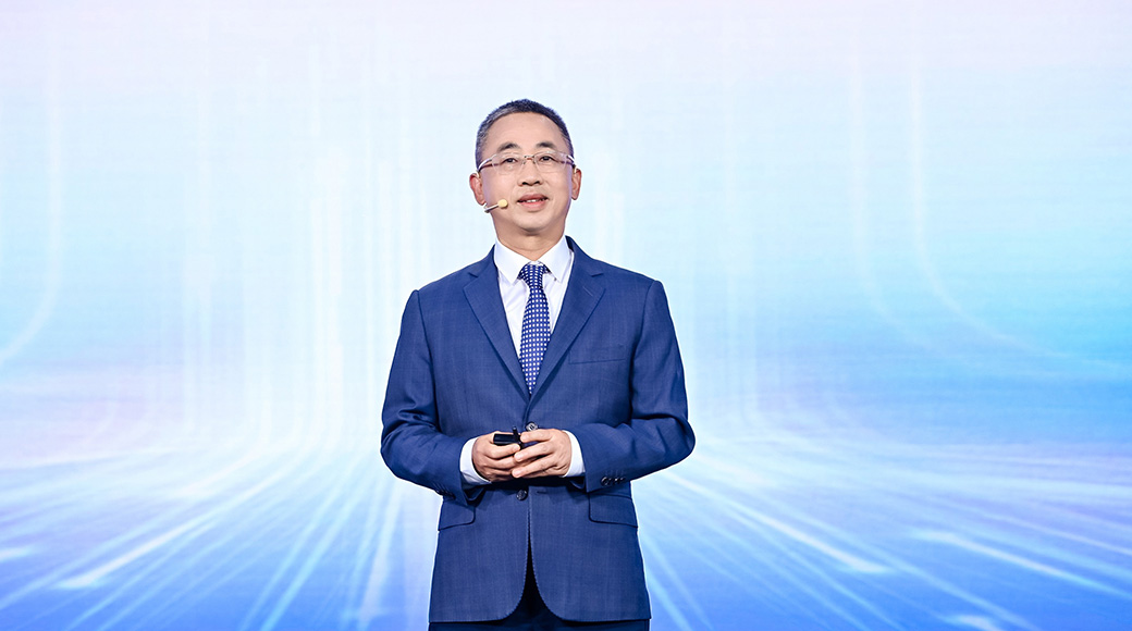 Hou Jinlong, Director of the Board of Huawei, President of Huawei Digital Power, delivered a speech