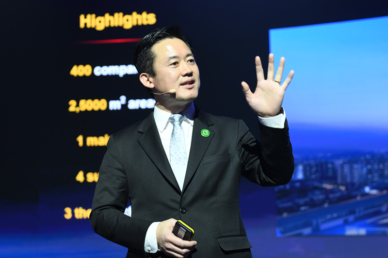 华为数字能源全球营销服体系总裁杨友桂发表主题演讲