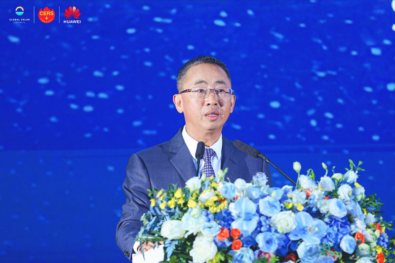 Hou Jinlong, Director of the Board of Huawei, President of Huawei Digital Power, delivering a speech