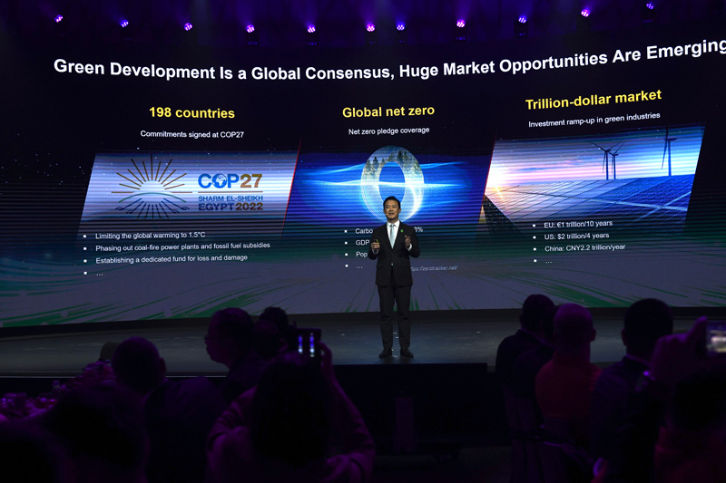 数字能源全球营销服体系总裁杨友桂发表“把握低碳机遇，共赢绿色未来”的主题演讲