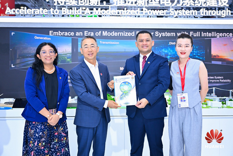 (Left to Right) Rika Safrina, Hou Jinlong, Dr Andy Tirta, Xie Qian