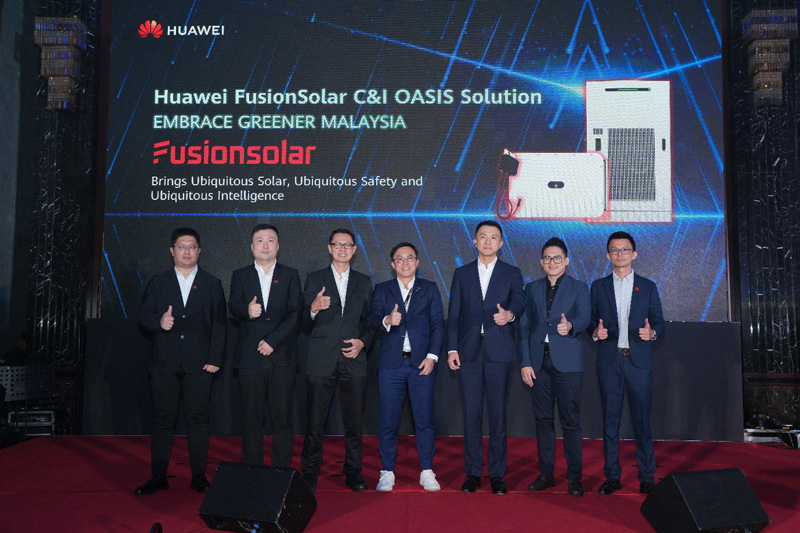 Zhang Qiwei, Eric Zhong, Ir. Dr. Chua Kein Huat, Davis Chong, Simon Sun, Chong Chern Peng, and Mason Zhang Xiaoming at the product launch, representing Huawei Digital Power, the Malaysia Photovoltaic Industry Association, and UTAR.