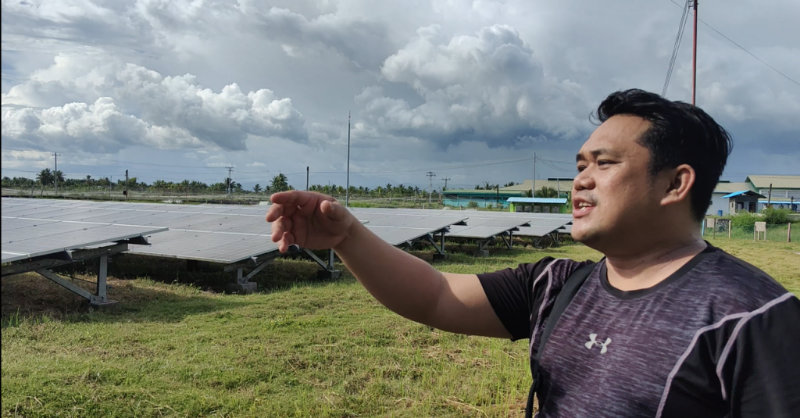 Smart Photovoltaic Huawei’s service manager Jesus Calasar Jr. explains that they used hot galvanize for the metals used in the installation of the solar panels for it to withstand the farm’s humid environment.