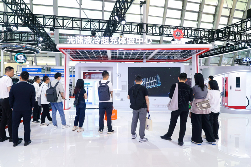 华为超充以及光储充一体化解决方案展台